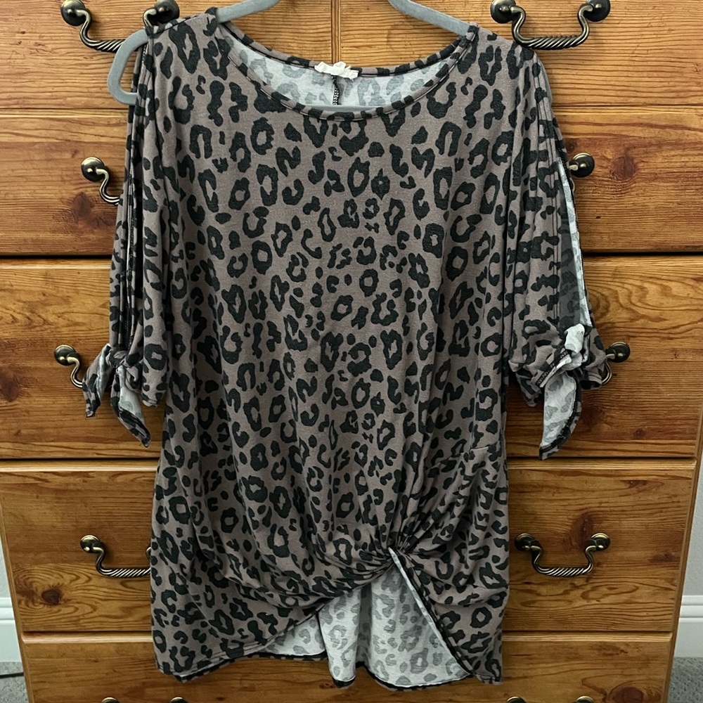Leopard cold-shoulder tunic tee